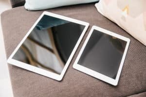 Read more about the article The Ultimate Comparison: E-Readers and Tablets for Book Lovers
