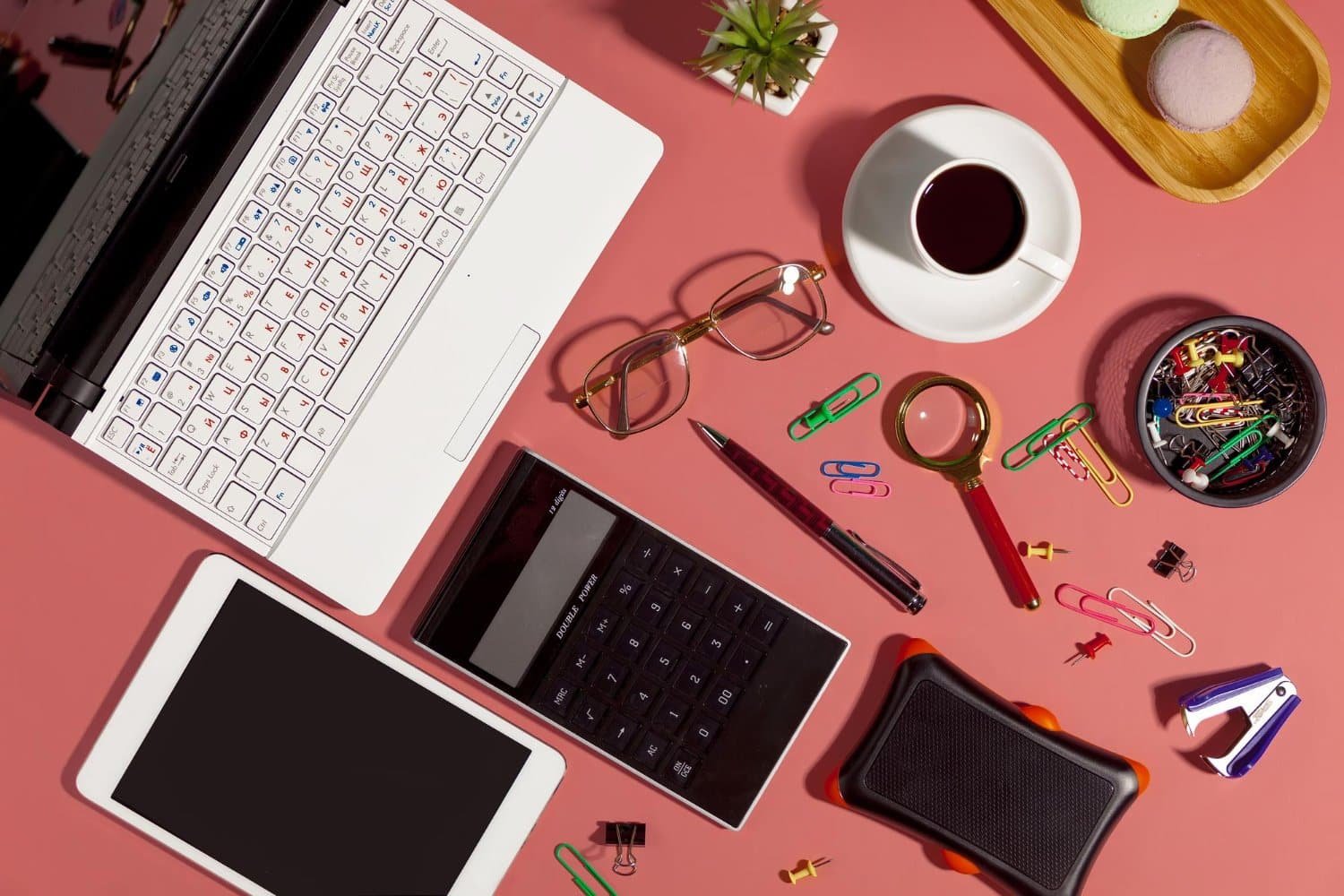 Read more about the article Tech-Infused Desk Accessories: Stylish and Functional Picks