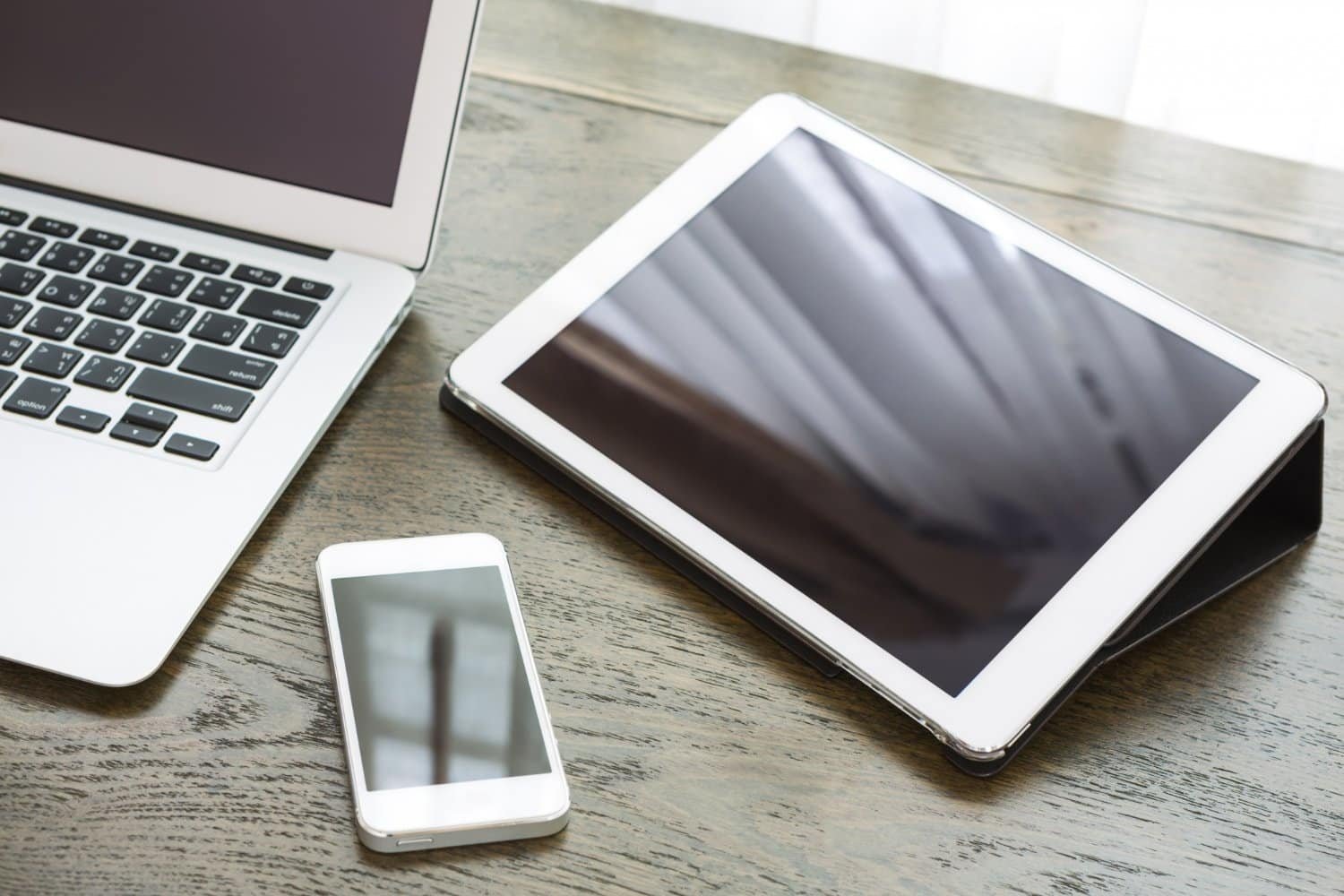 Read more about the article Tablet vs. Laptop: Pros and Cons of Each Device