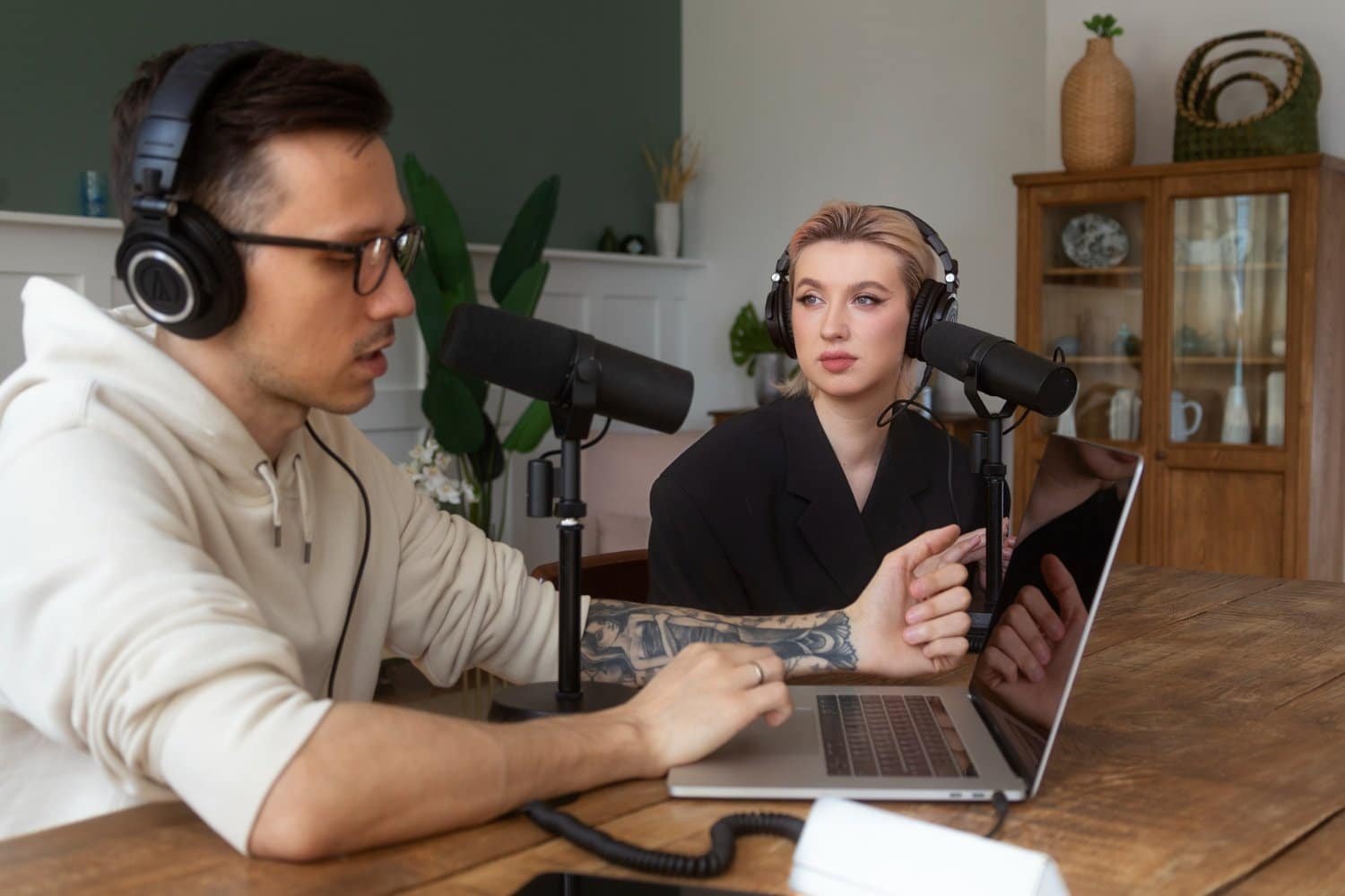 Read more about the article How to Start a Podcast: A Step-by-Step Guide