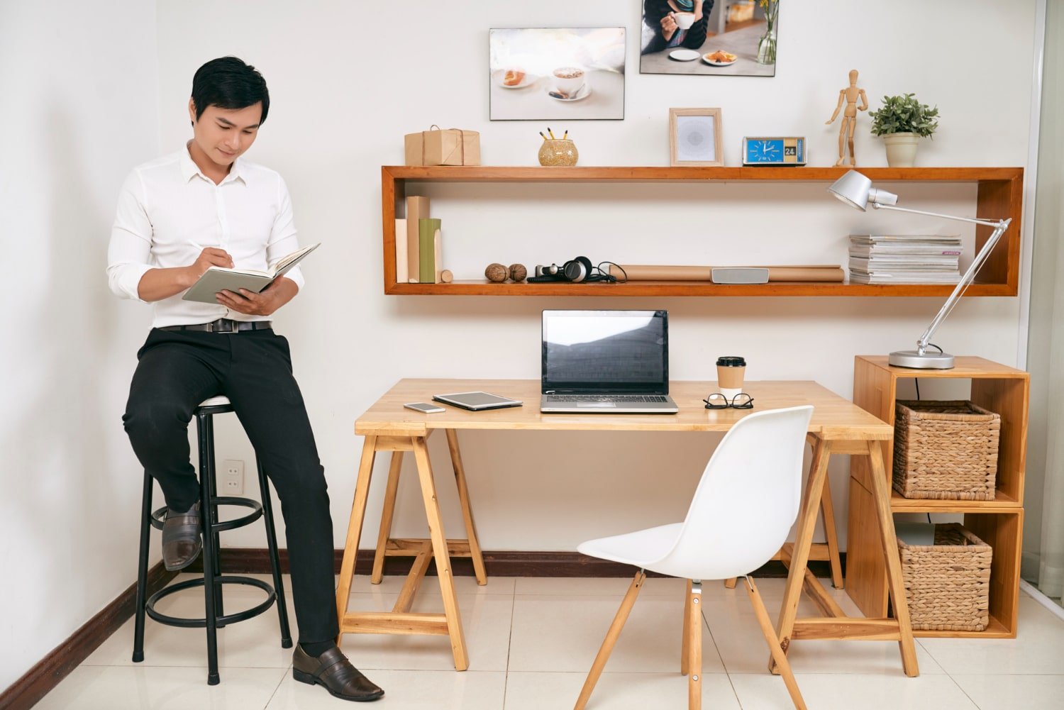 Read more about the article Work Smarter With Autonomous Inc: Ergonomic Office Furniture In 2024