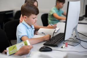 Read more about the article Outschool (US) Revolutionizes Learning: Engaging Online Classes for Kids in 2024