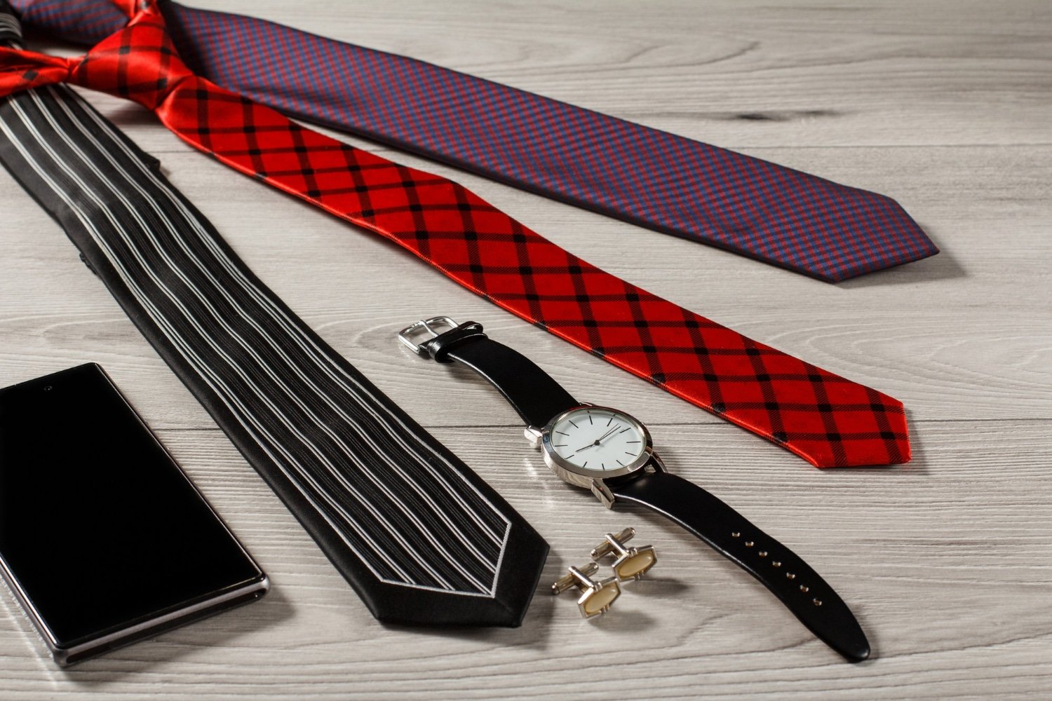 You are currently viewing Stylish Statements: The Tie Bar’s 2024 Men’s Accessories